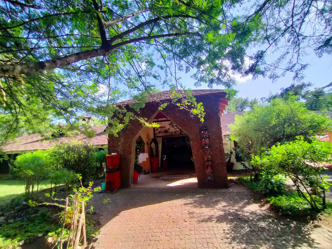 HUNTERS LODGE